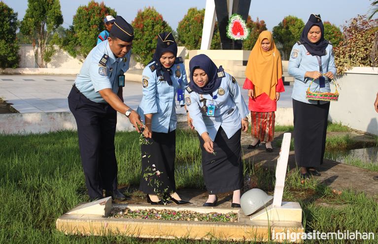 Upacara Tabur Bunga di Taman Makam Pahlawan Yudha Bakti Tembilahan dalam rangka HBI ke-70